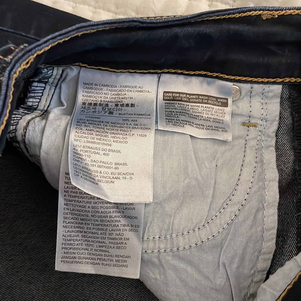 Levi’s Women’s 725 High Rise Boot Cut Jeans short - Picture 7 of 7